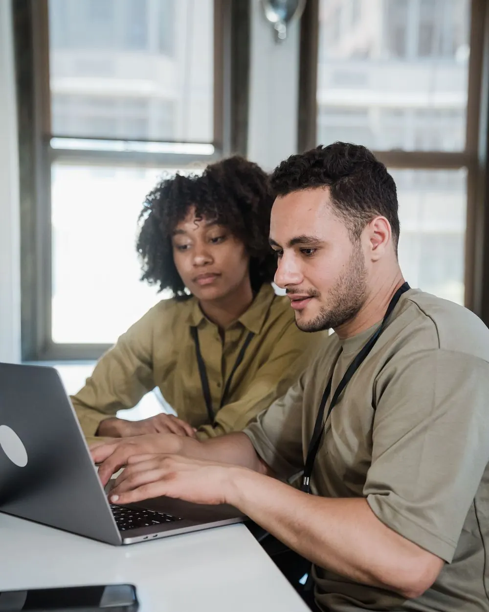 Dois profissionais trabalhando juntos em um notebook