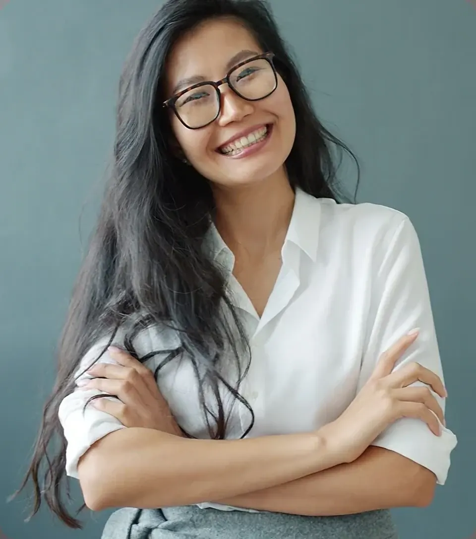 Profissional sorrindo de braços cruzados