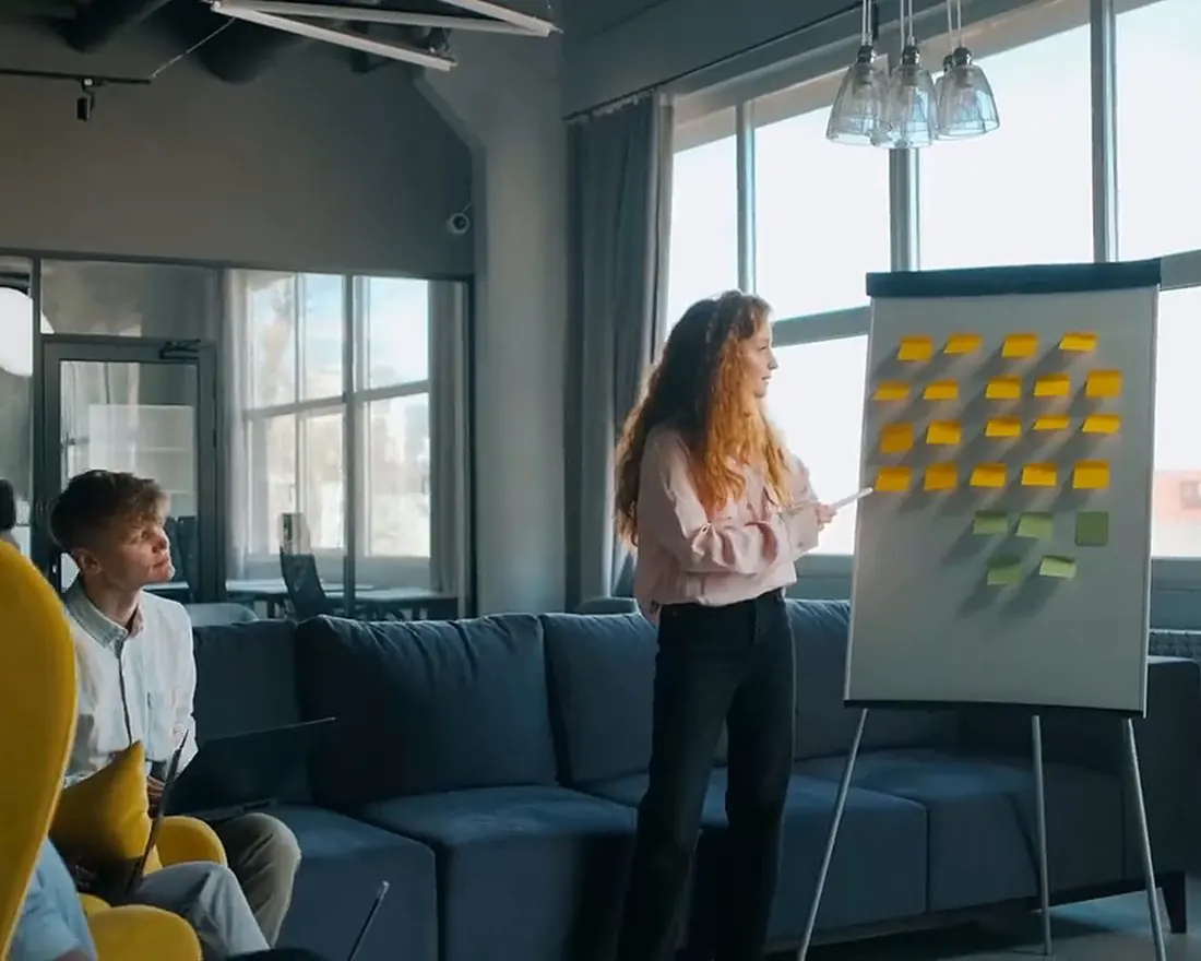 Profissional apresentando números para a equipe em uma reunião