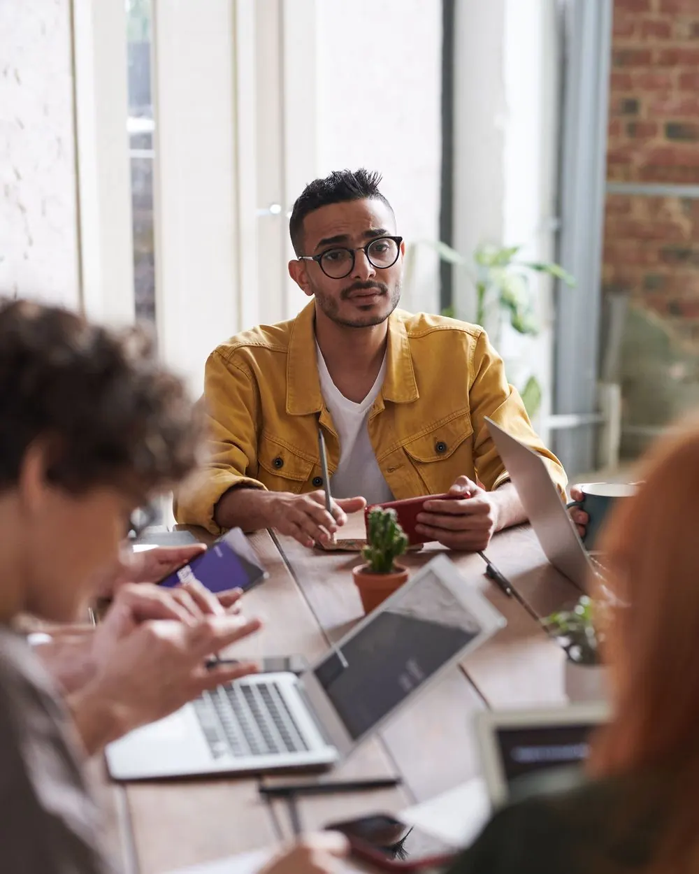 Desenvolvedor em uma reunião de trabalho com colegas