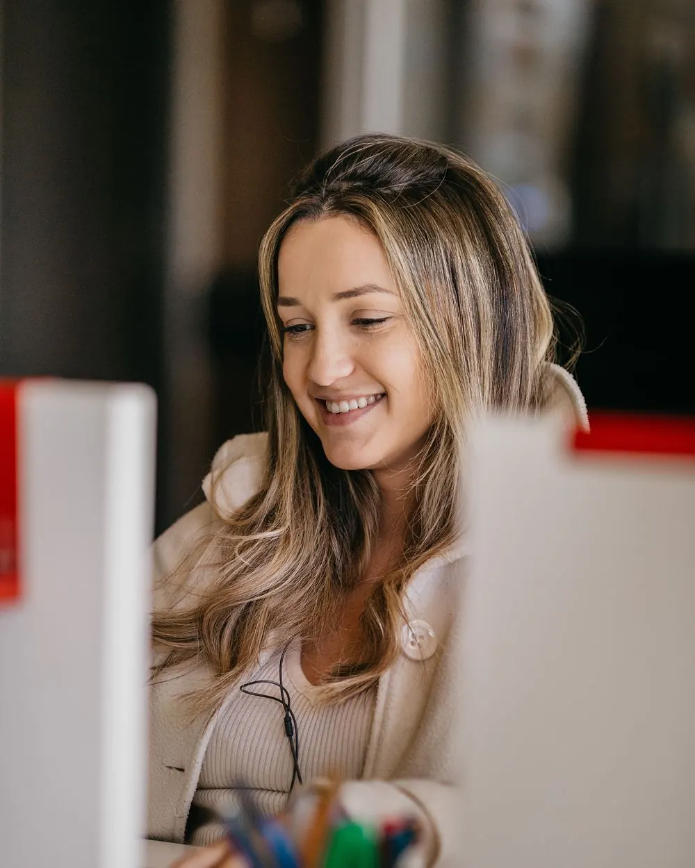 Profissional sorrindo em frente ao computador
